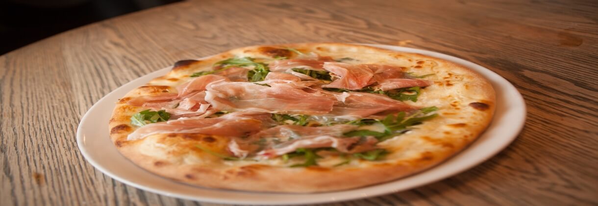 Restaurant Vito - Pizza met ham en rucola